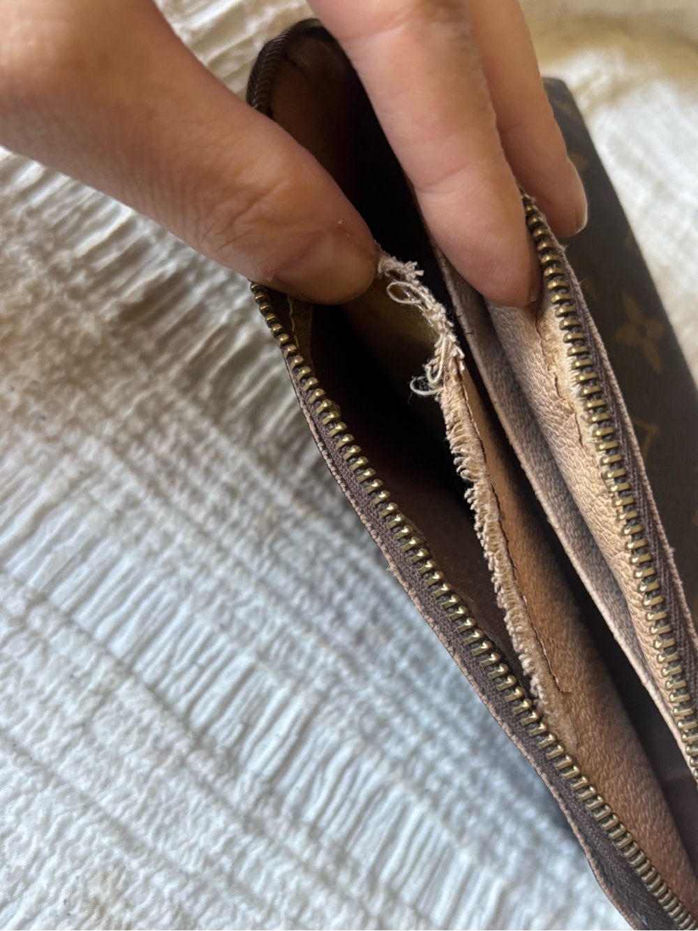 💯 Authentic Louis Vuitton Small Monogram Cosmetic Pouch - Picture 9 of 9